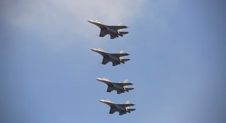 Tiêm kích trình diễn bay đội hình trên bầu trời TP.HCM. (Ảnh: Đại Việt)