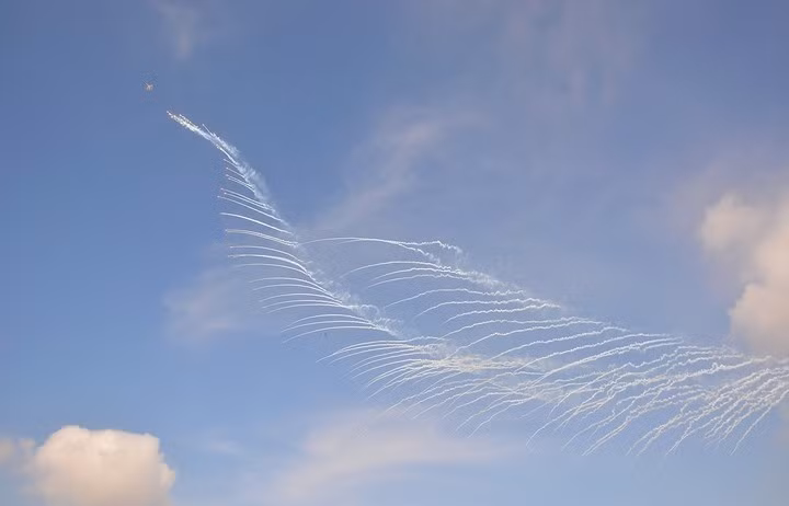 Su-30MK2 thả bẫy nhiệt trên bầu trời. (Ảnh: Đại Việt)