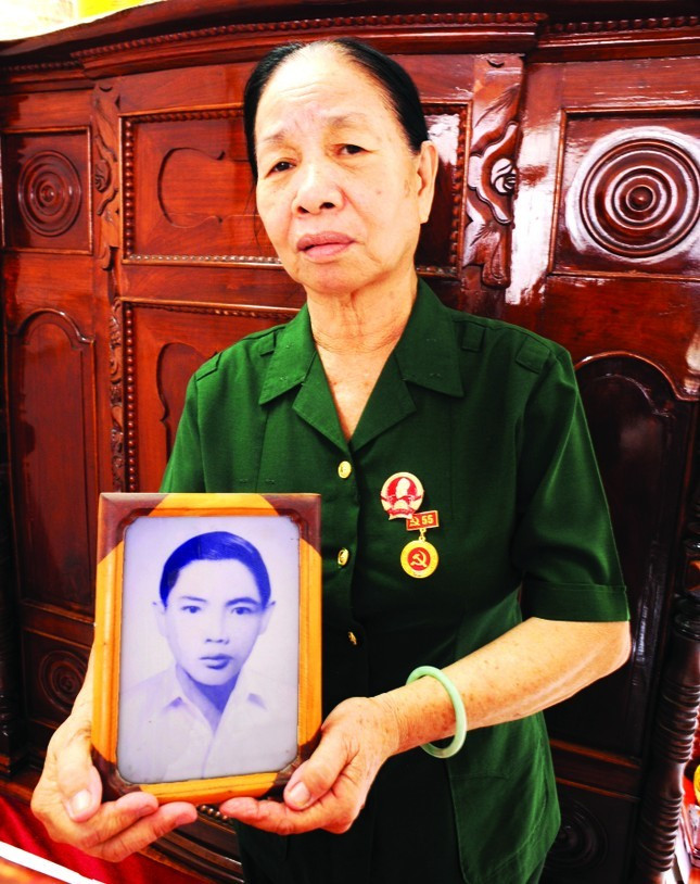 Cô Năm Lan với di ảnh anh Út Nhị - người đã hi sinh trong chiến dịch Ảnh: Nguyên Anh Cô Năm Lan với di ảnh anh Út Nhị - người đã hi sinh trong chiến dịch Ảnh: Nguyên Anh