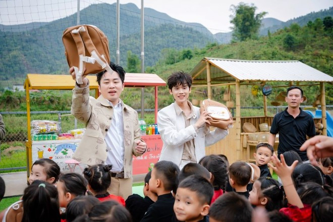 Ca sỹ Tùng Dương và êkip thăm các em học sinh tại huyện Tuần Giáo, tỉnh Điện Biên. (Ảnh: NVCC) Ca sỹ Tùng Dương và êkip thăm các em học sinh tại huyện Tuần Giáo, tỉnh Điện Biên. (Ảnh: NVCC)