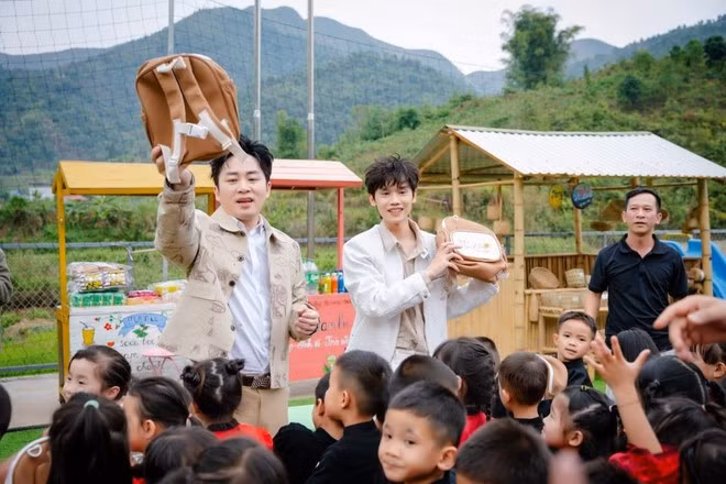 Ca sỹ Tùng Dương và êkip thăm các em học sinh tại huyện Tuần Giáo, tỉnh Điện Biên. (Ảnh: NVCC)