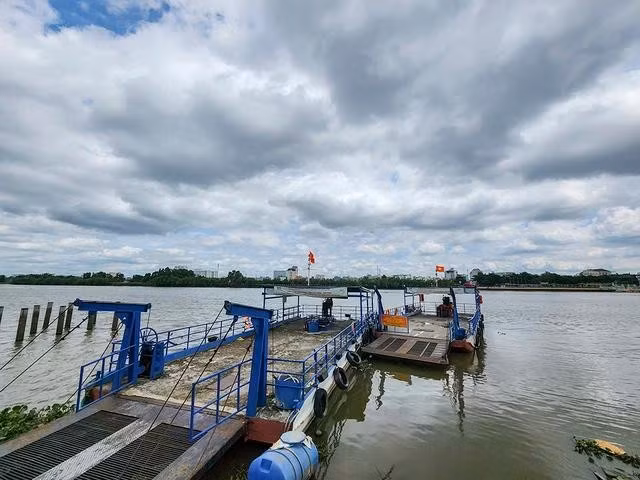 Hai chiếc đò lớn của ông Hoàng nằm trơ bãi từ ngày 1.7.2024