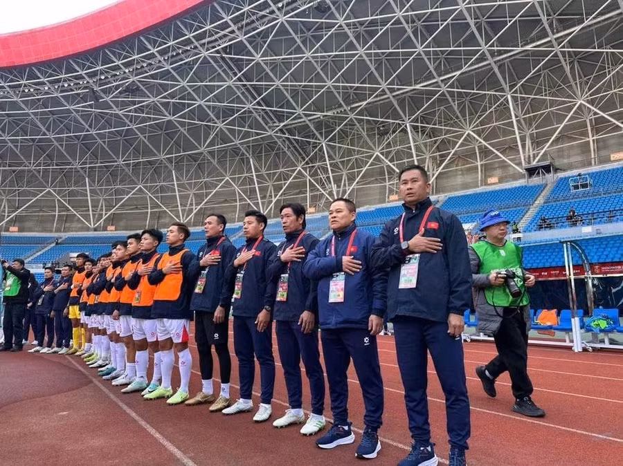 HLV tạm quyền Đinh Hồng Vinh (bìa phải)