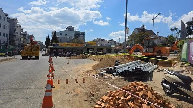 Cơ quan chức năng phong tỏa hiện trường để xử lý quả bom