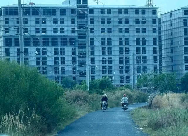 Đường tuần tra biên giới qua ấp Tà Beng (H.Bến Cầu, Tây Ninh), đến khu nhà cao tầng thuộc địa phận Campuchia