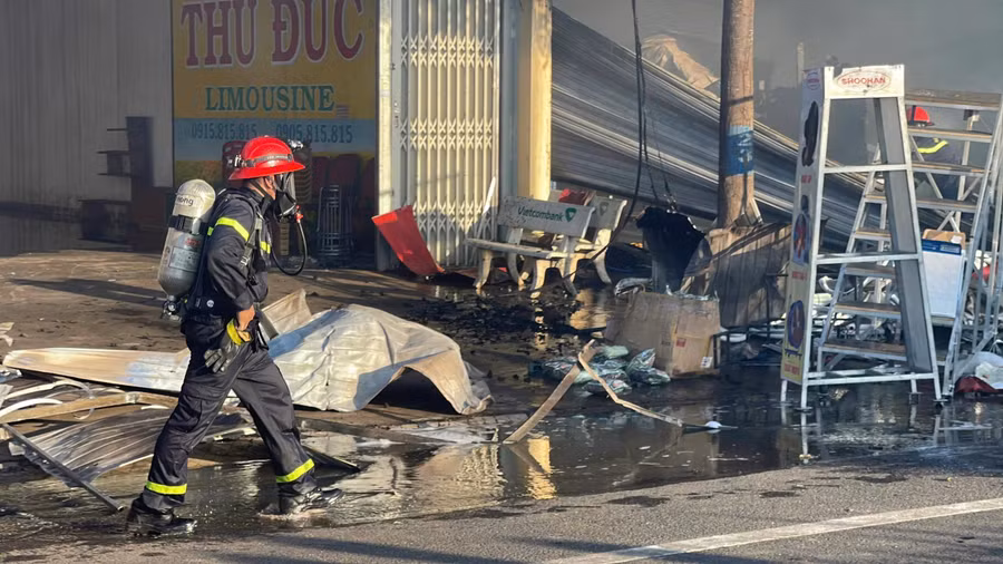 Thời điểm cháy, khu vực có gió lớn khiến khói đen bay mù mịt