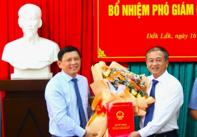Ông Mai Mạnh Toàn (bìa phải) - tân Phó giám đốc Sở Công Thương Đắk Lắk Ông Mai Mạnh Toàn (bìa phải) - tân Phó giám đốc Sở Công Thương Đắk Lắk