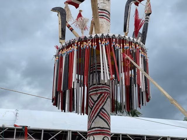 Để thực hiện mâm thần trên cây nêu, nghệ nhân nhân dân Hồ Ngọc An và các nghệ nhân khác mất nhiều công phu