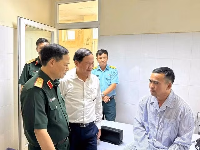 Trung tướng Phạm Trường Sơn (bên trái) và Chủ tịch UBND tỉnh Bình Định Phạm Anh Tuấn thăm đại tá Nguyễn Văn Sơn