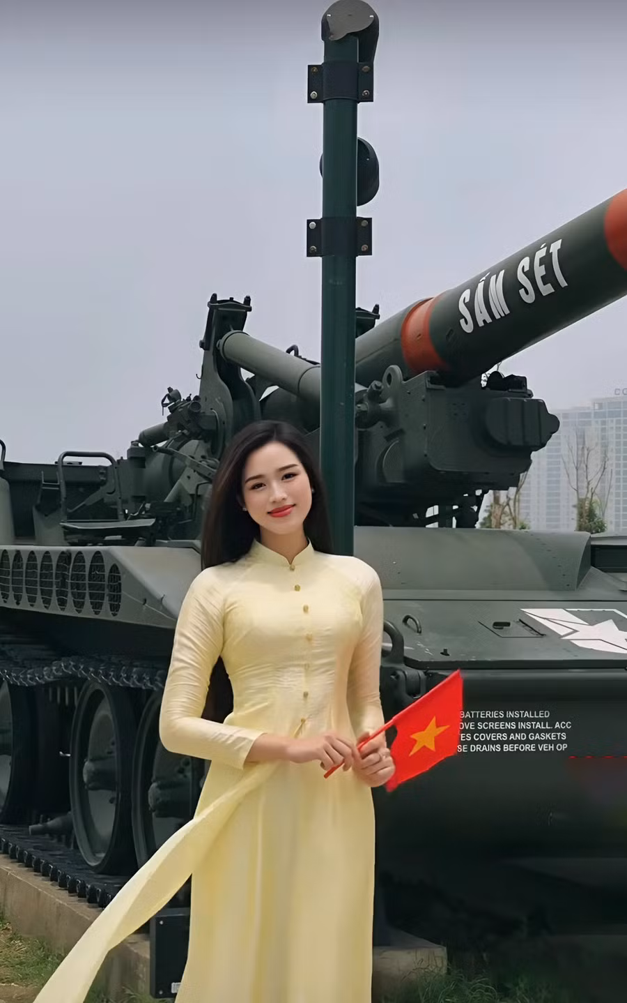 Hoa hậu Đỗ Thị Hà mặc áo dài vàng thanh lịch, hòa cùng dòng người đến thăm các di tích lịch sử nhân dịp chào mừng kỷ niệm đại lễ 30/4.