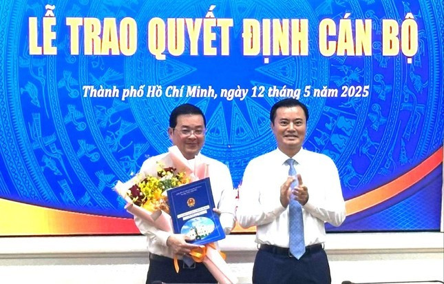 Phó Chủ tịch UBND TPHCM Bùi Xuân Cường trao quyết định cho Giám đốc Sở Nông nghiệp và Môi trường TPHCM. Ảnh: Báo Sài Gòn Giải phóng Phó Chủ tịch UBND TPHCM Bùi Xuân Cường trao quyết định cho Giám đốc Sở Nông nghiệp và Môi trường TPHCM. Ảnh: Báo Sài Gòn Giải phóng