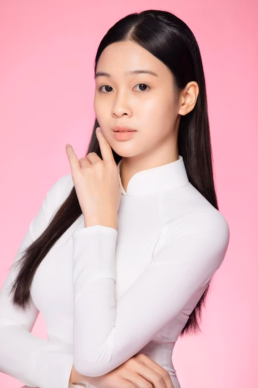 Thí sinh Nguyễn Thị Vân Nhi sinh năm 2005, đến từ Hải Phòng, sinh viên Đại học Phenika. Vân Nhi cao 1,74 m, là người mẫu tự do và từng tham gia show diễn của một số NTK nổi tiếng. Thí sinh Lê Hoàng Khánh Linh sinh năm 2005, đến từ Tuyên Quang, sinh viên Đại học Thương Mại Hà Nội. Cô từng được vinh danh sinh viên tiêu biểu của khoa Luật, lọt vào top 10 cuộc thi Miss&amp;Mister TMU 2024.