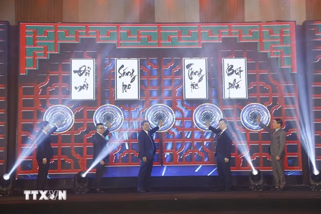 Các đại biểu thực hiện nghi thức khai mạc. (Ảnh: Sỹ Thắng/TTXVN)