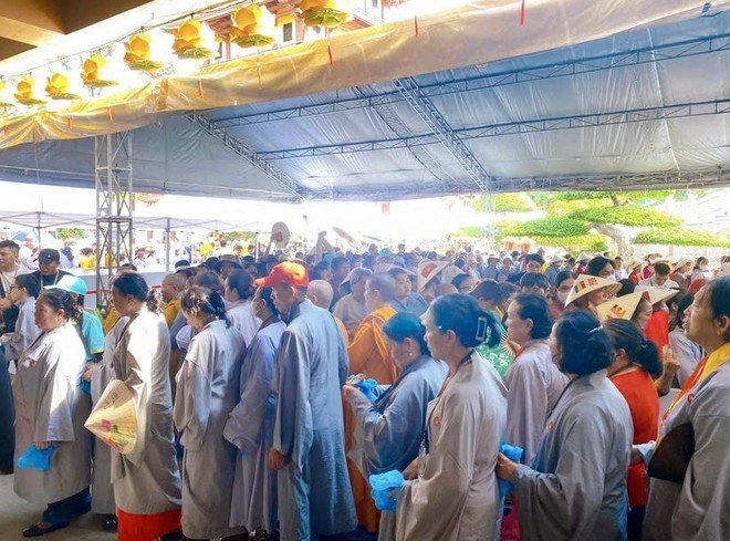 Hàng dài người dân, phật tử vào chiêm bái xá lợi tại Việt Nam Quốc Tự, Thành phố Hồ Chí Minh. (Ảnh: Hồng Giang/TTXVN) Hàng dài người dân, phật tử vào chiêm bái xá lợi tại Việt Nam Quốc Tự, Thành phố Hồ Chí Minh. (Ảnh: Hồng Giang/TTXVN)