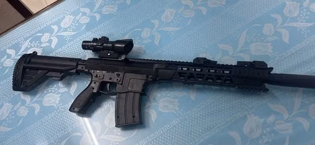 Nhóm thanh niên và khẩu súng đạn nhựa