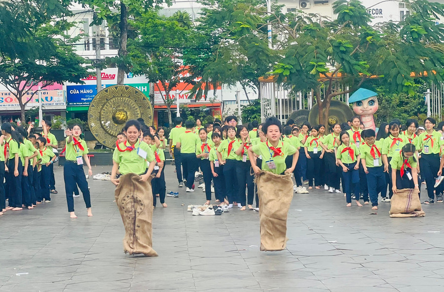 Tháng hành động vì trẻ em là dịp để các ngành, địa phương trong tỉnh thể hiện trách nhiệm trong công tác bảo vệ, chăm sóc và giáo dục trẻ em. Ảnh: P.L 1-8086.jpg
