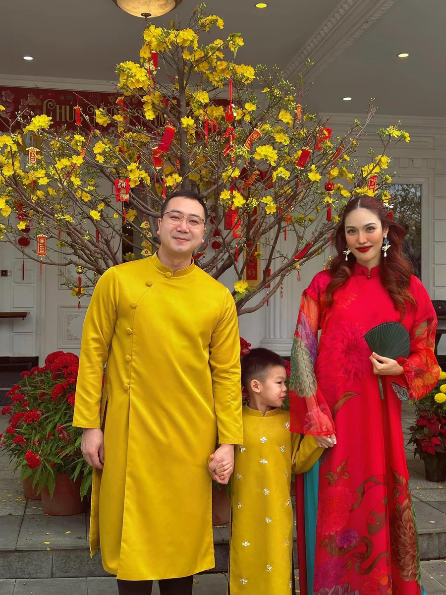 Lan Khuê gây chú ý khi chia sẻ hình ảnh gia đình trên trang cá nhân. Dù bận rộn kinh doanh và làm mẹ song nữ siêu mẫu vẫn sắp xếp thời gian tham gia các dự án nghệ thuật