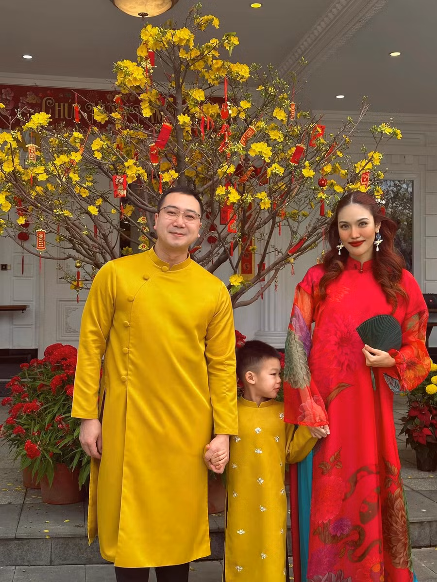 Lan Khuê gây chú ý khi chia sẻ hình ảnh gia đình trên trang cá nhân. Dù bận rộn kinh doanh và làm mẹ song nữ siêu mẫu vẫn sắp xếp thời gian tham gia các dự án nghệ thuật