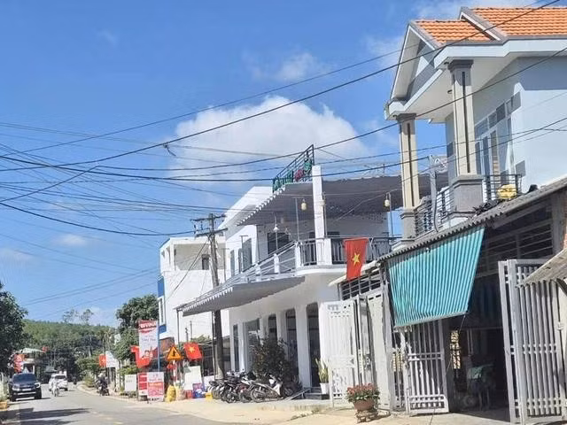 Không ít người trẻ ở quê, nhờ chí thú làm ăn, biết cách tiết kiệm... đã xây được nhà bề thế khang trang, mua ô tô, có cuộc sống thoải mái, ổn định