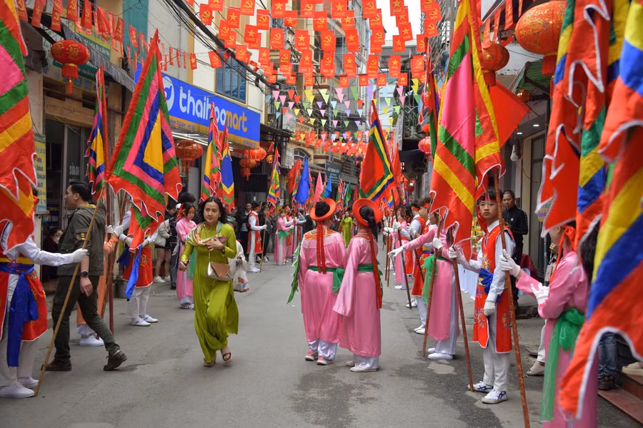 Đường làng Phú Đô rộn ràng chuẩn bị đón đám rước thánh