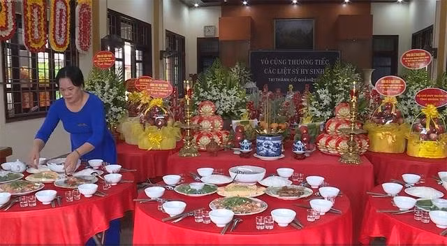 Bà Cáp Thị Thiên Trang, Trưởng ban quản lý Khu lưu niệm Tổng Bí thư Lê Duẩn và Thành cổ Quảng Trị, chăm lo mâm cúng cho các hài cốt liệt sĩ được tìm thấy hồi tháng 10.2025