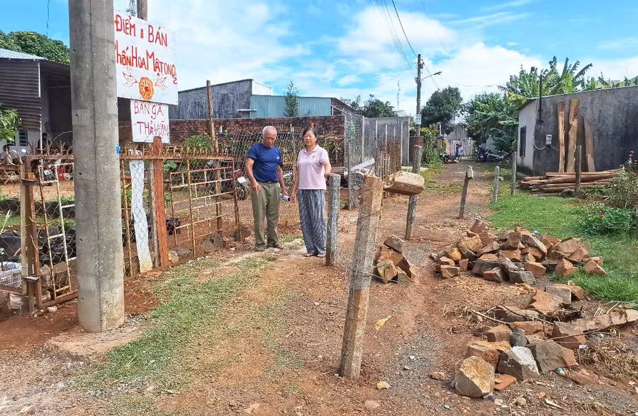 theo-vo-chong-ong-nguyen-hong-sinh-trong-giay-chung-nhan-quyen-su-dung-dat-cua-gia-dinh-duoc-cap-nam-2025-duong-hem-rong-7-m-tiep-giap-voi-thua-dat-cua.jpg
