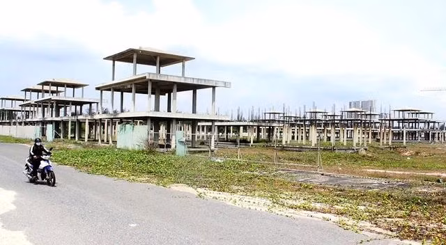 Dự án khu du lịch Trung Kỳ - Viêm Đông hiện mới xây dở phần khung 2 dãy nhà rồi bỏ hoang