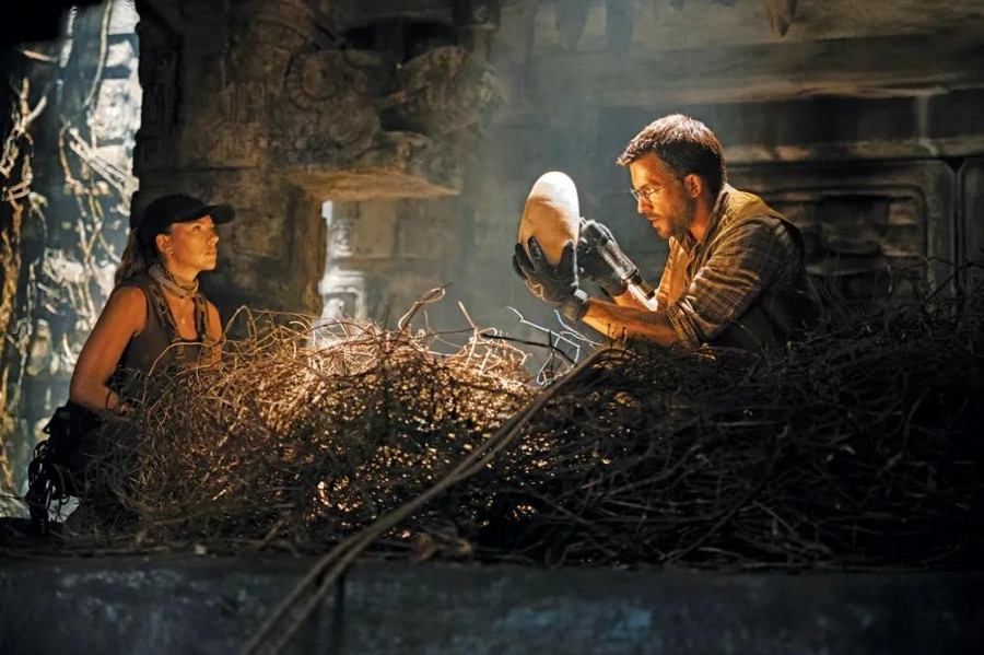 Phim Jurassic World Rebirth do Gareth Edwards (chỉ đạo Godzilla - 2014, Rogue One: A Star Wars Story - 2016 và gần đây nhất là The Creator - 2023) &quot;lèo lái&quot;, đáng trông đợi một phần đến từ tên tuổi đạo diễn, bởi phim của nhà làm phim này đều là những tác phẩm đáng xem. Jurassic World Rebirth là phần phim độc lập nằm trong thế giới giả tưởng Công viên kỷ Jura (Jurassic Park), song có liên hệ trực tiếp đến các diễn biến trong phần tiền nhiệm là Jurassic World Dominion (2022), khi khủng long đã sống lang thang ngoài tự nhiên. Phim quy tụ dàn diễn viên gồm Scarlett Johansson, Mahershala Ali, Jonathan Bailey, Rupert Friend... Jurassic World Rebirth dự kiến chiếu ngày 2.7