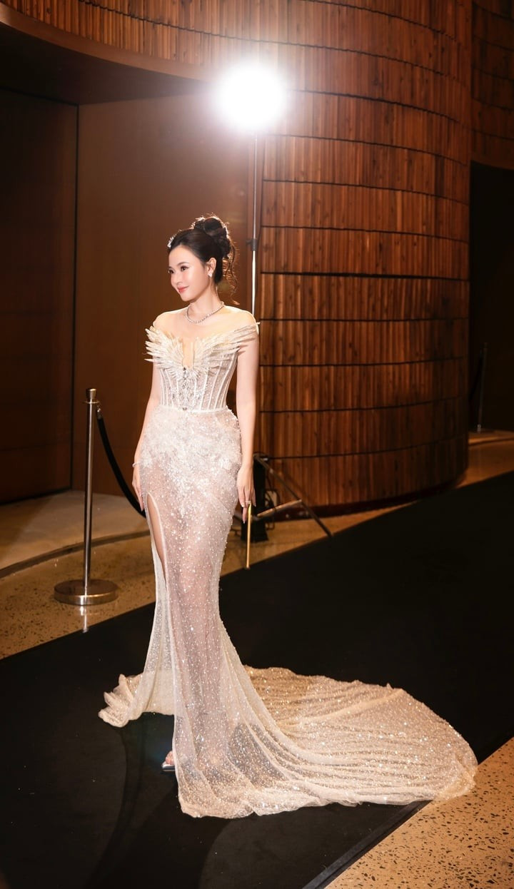 Sự xuất hiện ngầm phủ nhận tin đồn mang thai. Trước đó, cộng đồng mạng nhiều lần xôn xao khi Midu liên tục bị bắt gặp mặc đồ rộng, che kín vóc dáng trong đời thường. Từ sau khi kết hôn, Midu lựa chọn cuộc sống kín tiếng, ít chia sẻ đời tư. Cô dành thời gian vun vén cho gia đình và chỉ tham gia một vài sự kiện giải trí nổi bật. Sự xuất hiện ngầm phủ nhận tin đồn mang thai. Trước đó, cộng đồng mạng nhiều lần xôn xao khi Midu liên tục bị bắt gặp mặc đồ rộng, che kín vóc dáng trong đời thường. Từ sau khi kết hôn, Midu lựa chọn cuộc sống kín tiếng, ít chia sẻ đời tư. Cô dành thời gian vun vén cho gia đình và chỉ tham gia một vài sự kiện giải trí nổi bật.