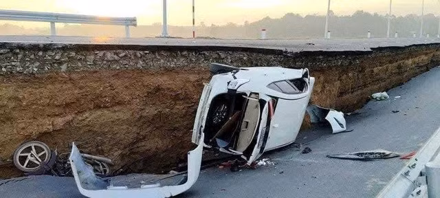 4 người đi trên ô tô gặp họa được người dân chở đến Bệnh viện Đa khoa tỉnh Tây Ninh cấp cứu