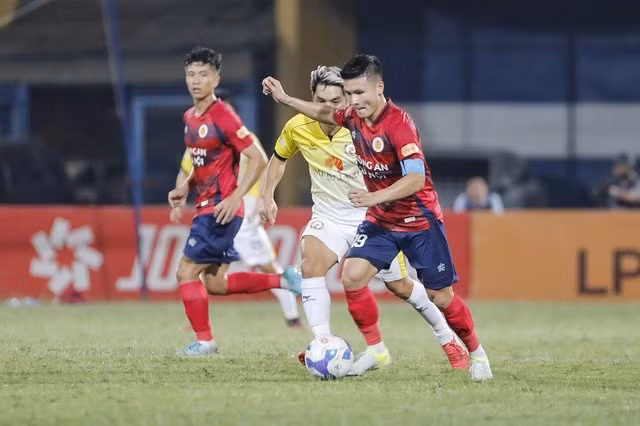 Quang Hải đeo băng thủ quân CLB CAHN