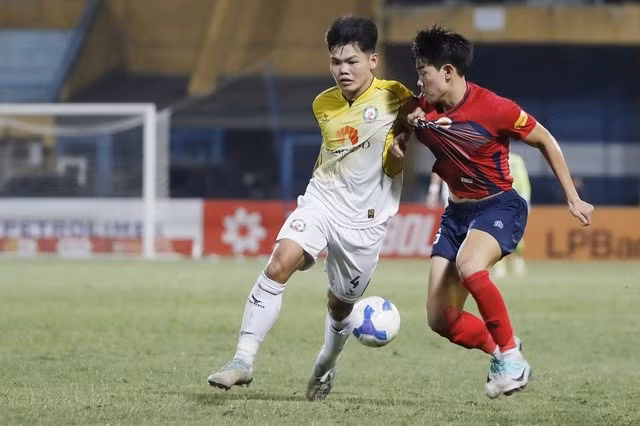 CLB Bình Định (vàng) thất thế