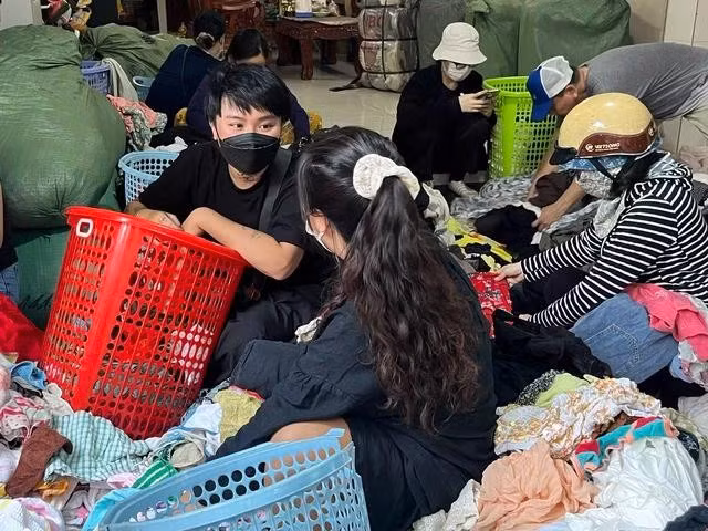 Nhiều người ngồi lựa hàng giờ đồng hồ để mua được những món đồ ưng ý