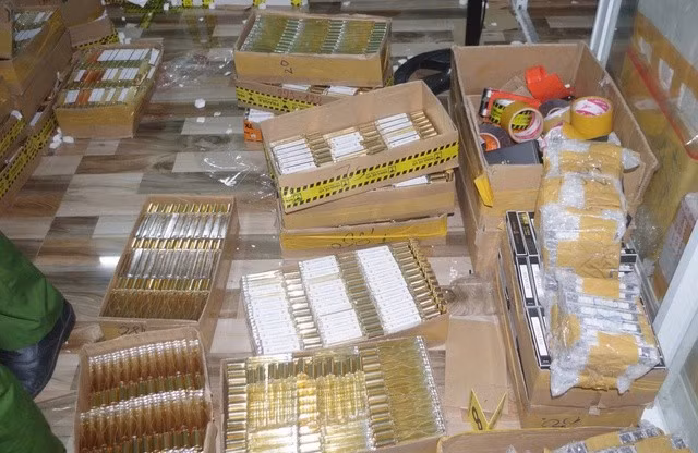 Công an thu giữ nhiều chai nước hoa "Made in Dubai" được làm rất chuyên nghiệp