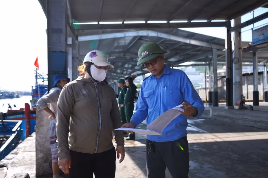 Ban quản lý cảng Hòn Rớ kiểm tra thông tin tàu cá.