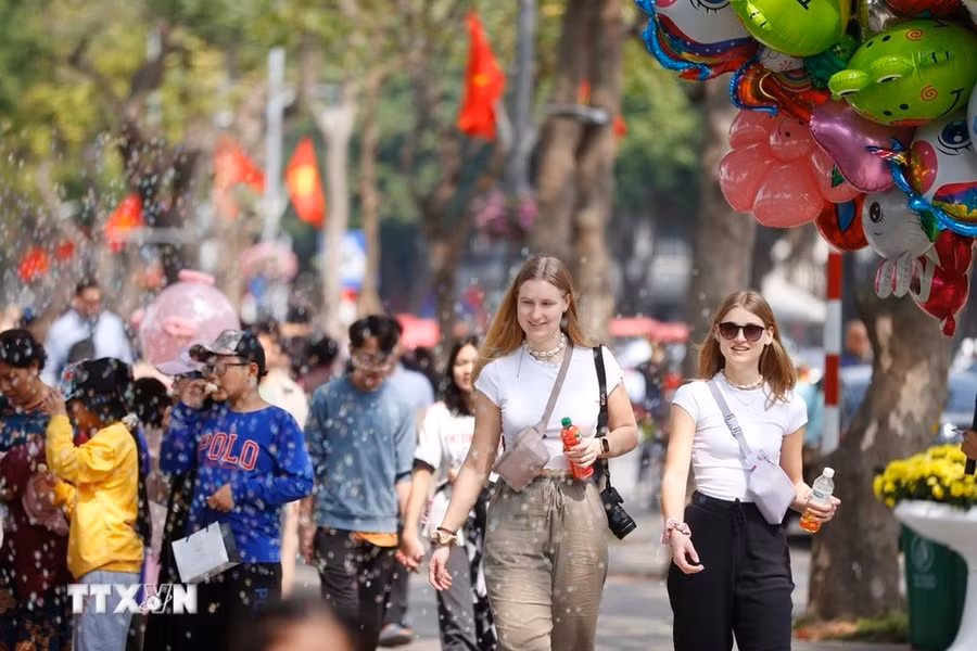 Du khách quốc tế tham quan hồ Hoàn Kiếm. (Ảnh: Minh Quyết/TTXVN)