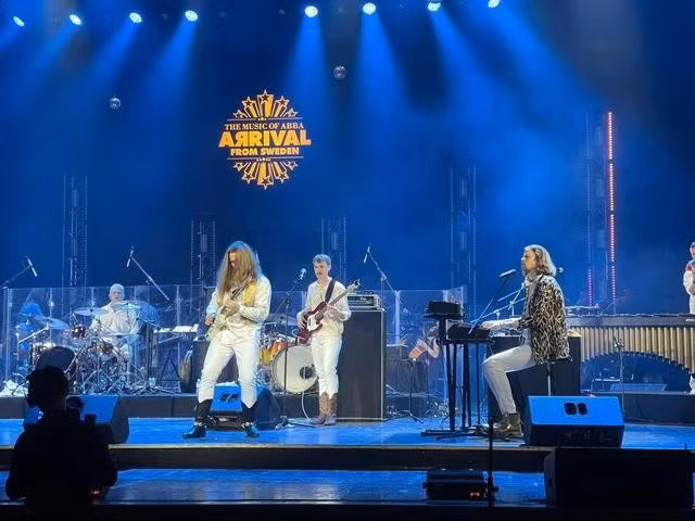 Đêm diễn cũng phân chia rất hòa hợp để các nhạc công đứng sau có thể thể hiện được hết tài năng của mình