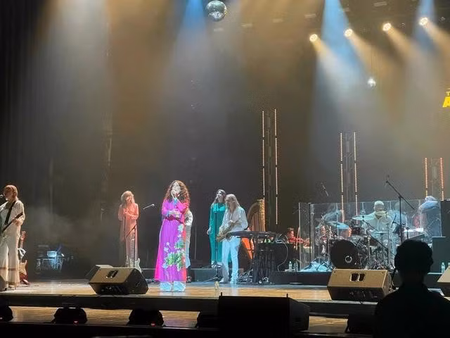 Các nghệ sĩ diện áo dài truyền thống như lời tri ân gửi đến khán giả Việt Nam