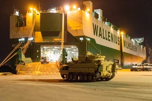 Một đoàn xe chiến đấu Bradley được chất lên tàu để hỗ trợ Ukraine tại Nam Carolina (Mỹ)