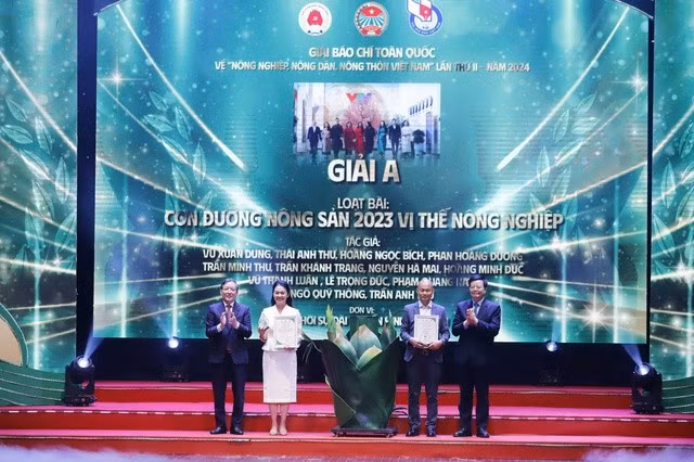Ông Lương Quốc Đoàn, Chủ tịch Ban Chấp hành Trung ương Hội Nông dân Việt Nam, và ông Mai Văn Chính, Trưởng Ban Dân vận Trung ương, trao giải A cho các tác phẩm đoạt giải.