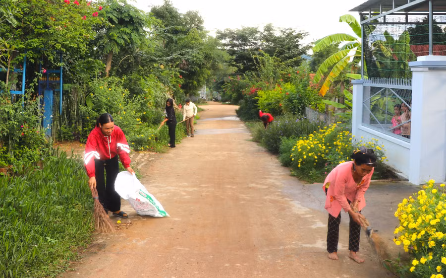hoi-vien-phu-nu-lang-htang-thi-tran-kbang-huyen-kbang-cham-soc-vuon-hoa-quet-don-duong-lang-gop-phan-xay-dung-canh-quan-moi-truong-xanh-sach-dep-anh-ngoc-minh.jpg