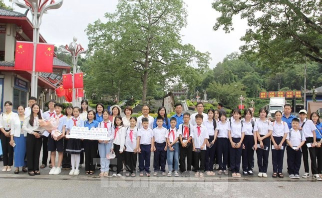 Đoàn Thiếu nhi Việt Nam tại Km số 0, cửa khẩu quốc tế Hữu Nghị nhập cảnh tham dự chương trình "Núi sông liền một dải, vui vẻ lớn lên". Ảnh: Duy Chiến Đoàn Thiếu nhi Việt Nam tại Km số 0, cửa khẩu quốc tế Hữu Nghị nhập cảnh tham dự chương trình "Núi sông liền một dải, vui vẻ lớn lên". Ảnh: Duy Chiến