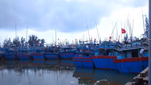 Tàu cá Quảng Ngãi neo đậu trú bão tại cảng cá Sa Huỳnh (P.Phổ Thạnh, TX.Đức Phổ, Quảng Ngãi)