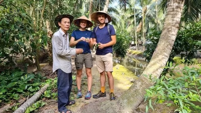 Du khách tham quan vườn trái cây của các hộ dân được anh Thịnh liên kết