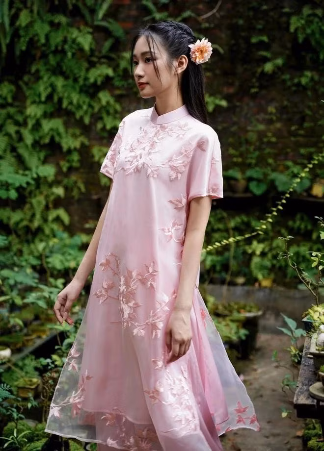 Mỗi màu sắc đều ẩn chứa những thông điệp riêng về cảm xúc, tinh thần và phong cách đặc trưng của người mặc. Áo dài cách tân chính là kiểu trang phục truyền thống nhưng vẫn hiện đại, nhẹ nhàng nhưng vẫn ấn tượng, đáng nhớ để nàng diện dịp này!