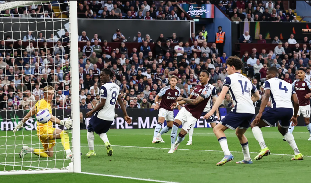 Hàng thủ Tottenham chôn chân chứng kiến Ezri Konsa ghi bàn Hàng thủ Tottenham chôn chân chứng kiến Ezri Konsa ghi bàn