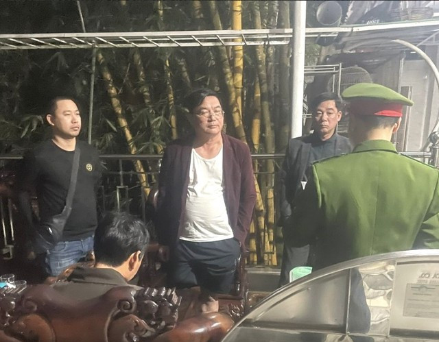 Ông Vũ Đình Năm, trưởng Văn phòng Tây Nguyên (áo thun trắng), bị cơ quan công an bắt giữ Ông Vũ Đình Năm, trưởng Văn phòng Tây Nguyên (áo thun trắng), bị cơ quan công an bắt giữ