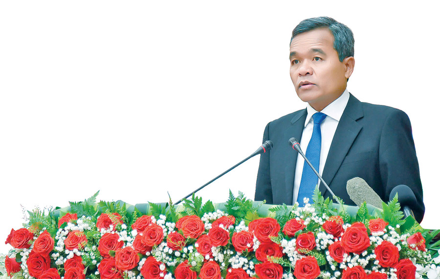 Ủy viên Ban Chấp hành Trung ương Đảng, Bí thư Tỉnh ủy, Chủ tịch HĐND tỉnh Hồ Văn Niên phát biểu tại lễ kỷ niệm 50 năm Ngày giải phóng tỉnh (17-3). Ảnh: Đ.T bi-thu-ngang.jpg