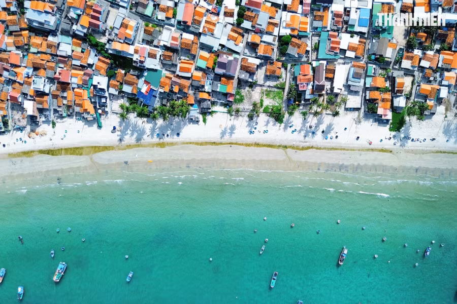 Nếu biển Nha Trang mang nhịp sôi động của bãi tắm giữa lòng đô thị, Dốc Lết lại níu chân du khách bằng vẻ nguyên sơ với những căn nhà ngói đỏ của làng biển