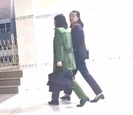 Nữ đại diện Viện KSND cùng Công an tiến vào sảnh lớn Bệnh viện II Lâm Đồng